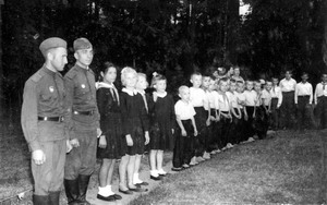 1-я группа с вожатыми на «линейке». Четвёртая слева Зинаида Минина.