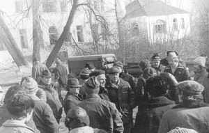 Подготовка ленинградцев к субботнику. В центре А.Ф.Соловей.